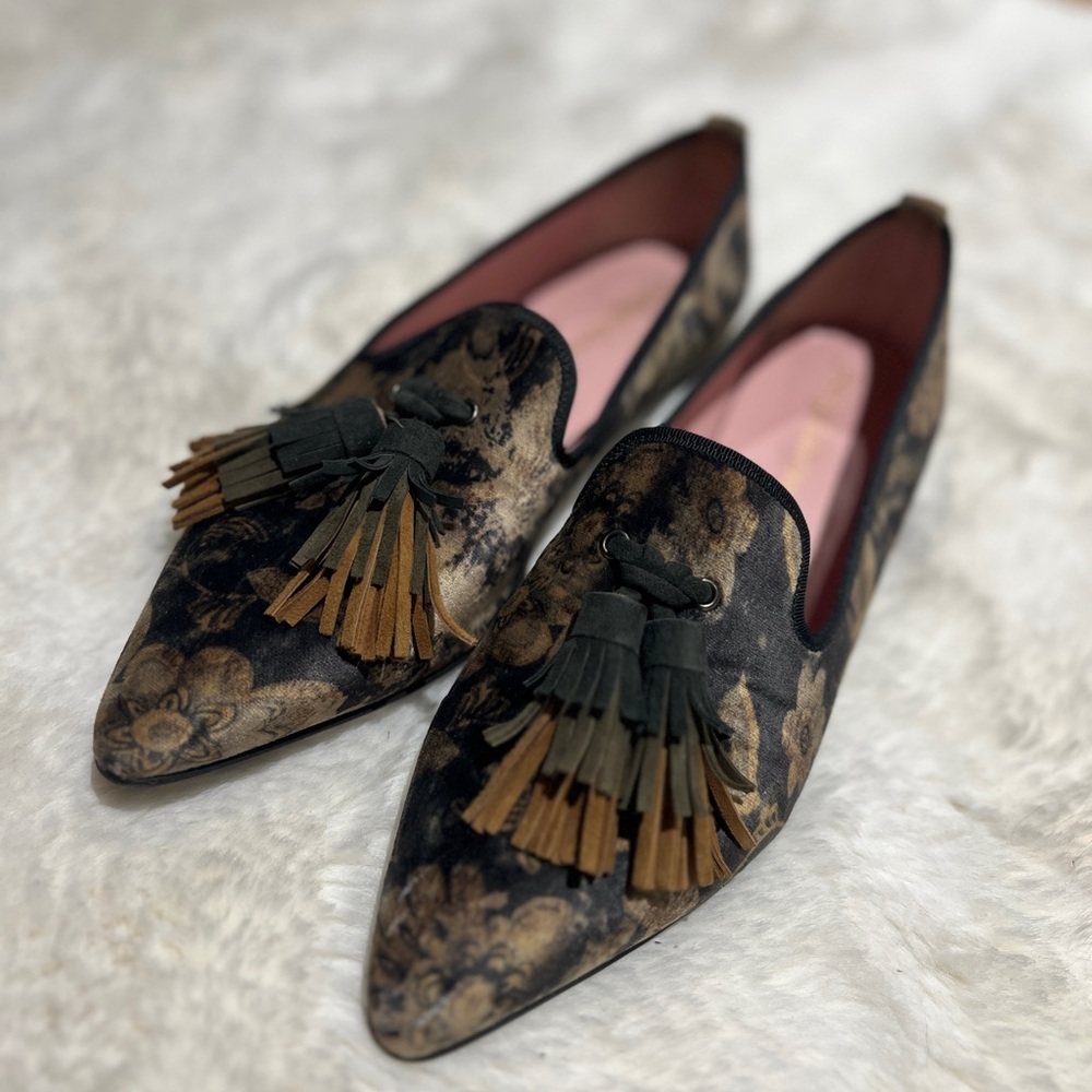 PRETTY BALLERINAS Floral Tassel Loafers - Black and Brown